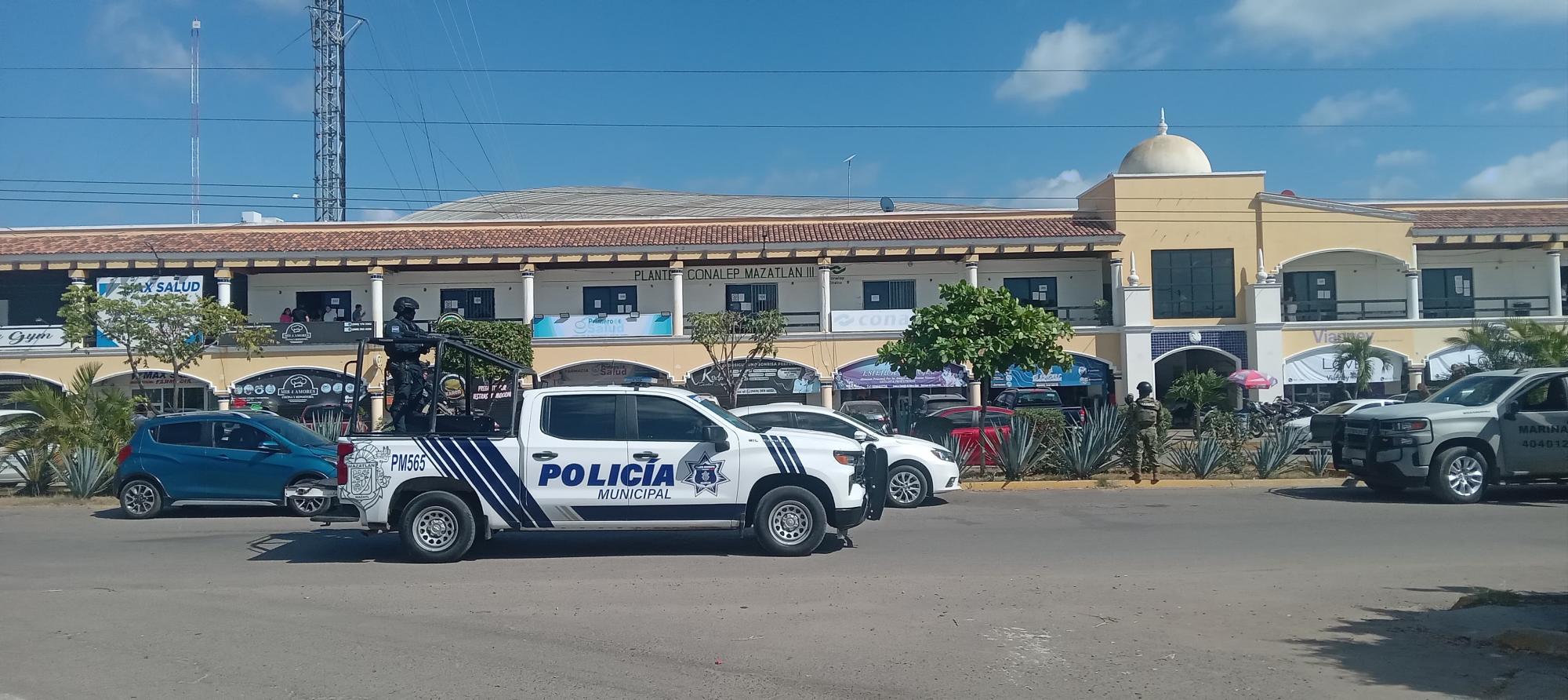 $!Tras reporte de probables disparos, Ejército y Policía Municipal dan seguridad alrededor del mercado Hacienda Victoria