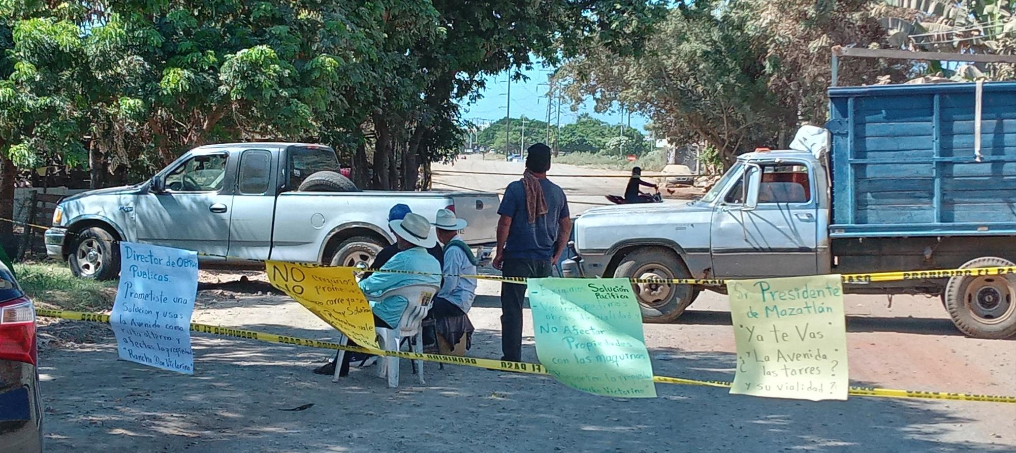 $!Cierra predio particular que era tomado como paso vehicular en la Jaripillo; se cumplen 4 horas de ‘ahorcamiento’ vial