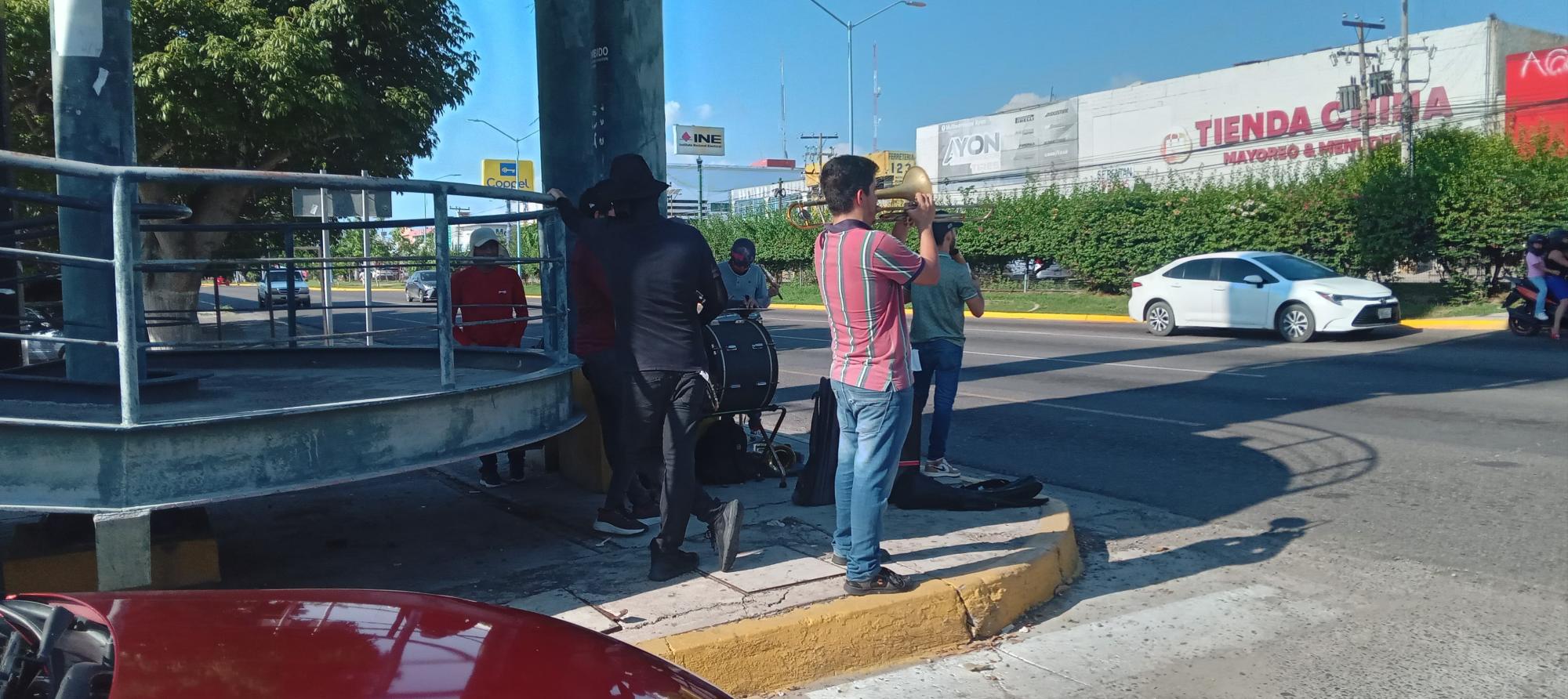 $!Salen músicos a tocar a cruceros de Mazatlán debido a la falta de trabajo en playas por la violencia en Sinaloa