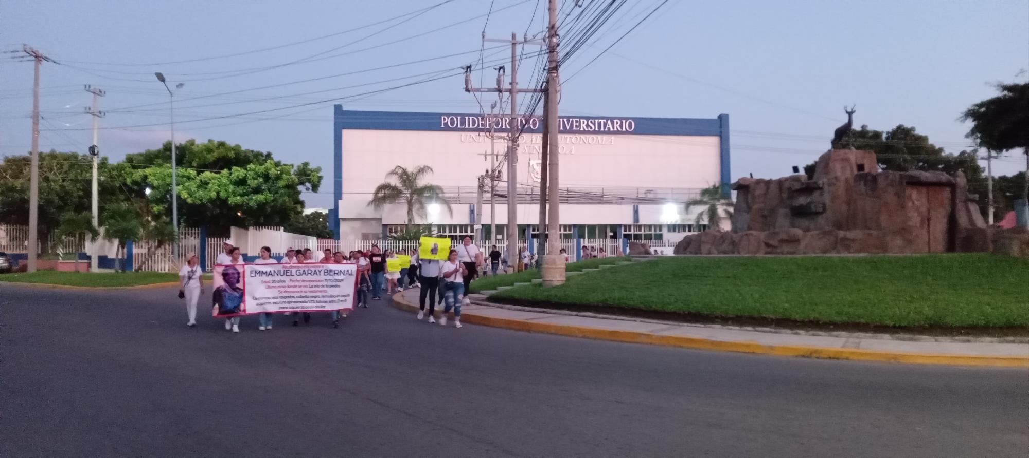 $!¡Gobernador, a Emmanuel lo queremos vivo!, claman familiares y amigos del joven de Concordia desaparecido en Mazatlán