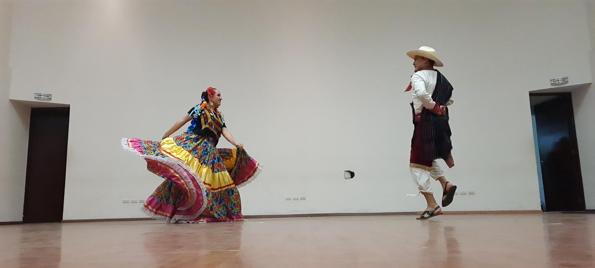 $!Los bailarines trajeron la alegría que el mexicano plasma en sus danzas.