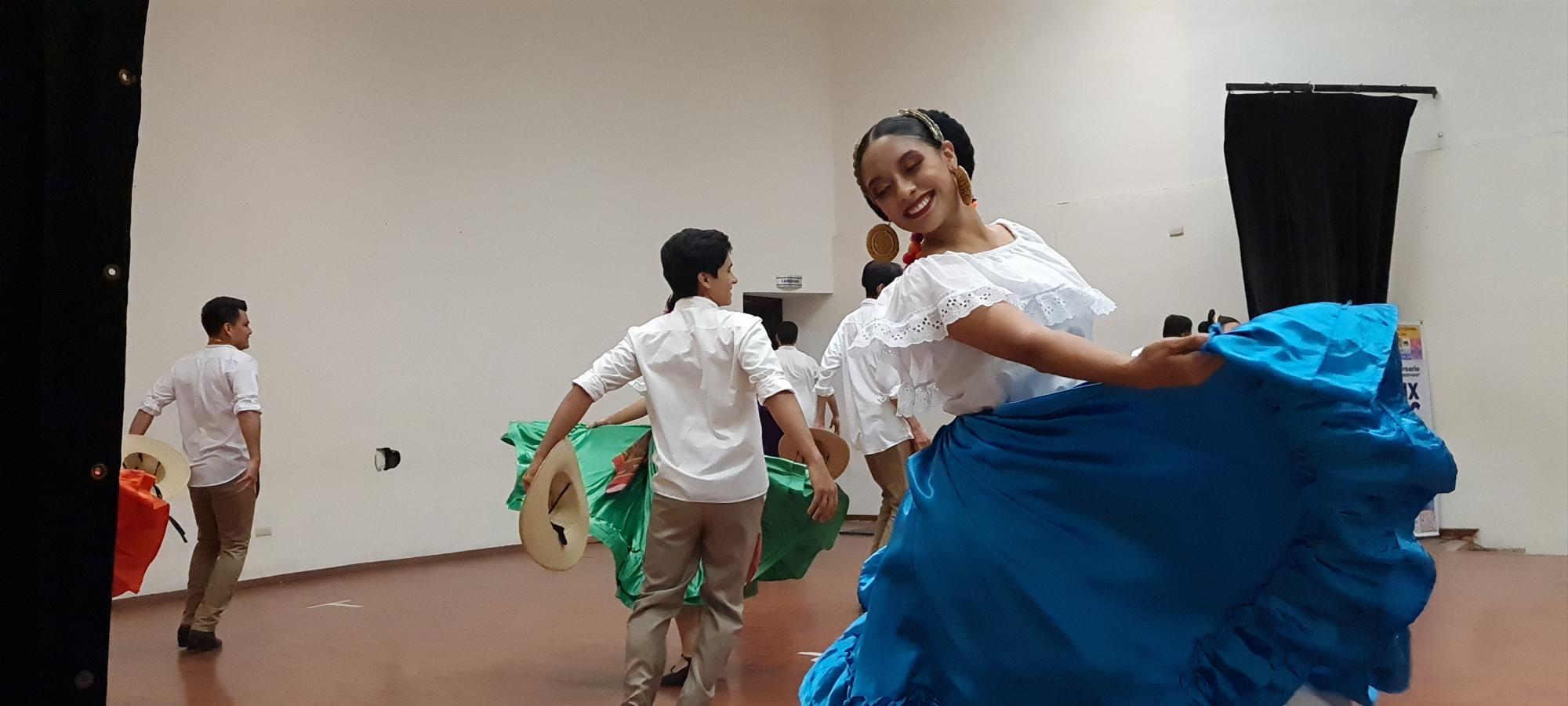 $!Los integrantes del grupo representaron bailes de Guerrero, Oaxaca, Veracruz, Chiapas y Jalisco.