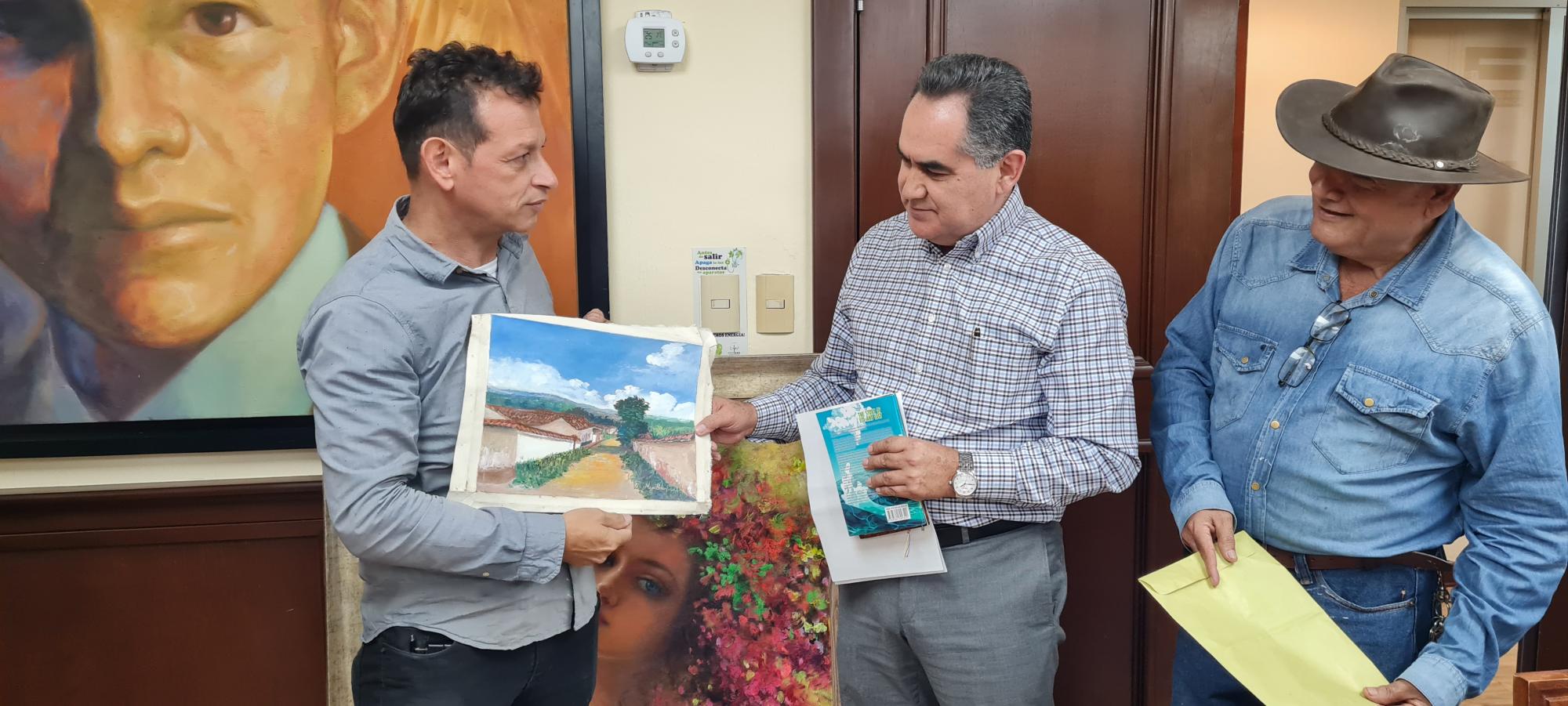 $!Luis Eduardo Mejía, autor de la obra en óleo Camino Real de Barichara, hizo entrega de las obras.