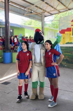 Alumnas de la Primaria Gabriela Mistral, turno matutino, junto a la mascota Kalu, del Observatorio Mazatlán 1873.