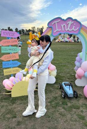 Celebran Cazzu y Nodal primer año de Inti