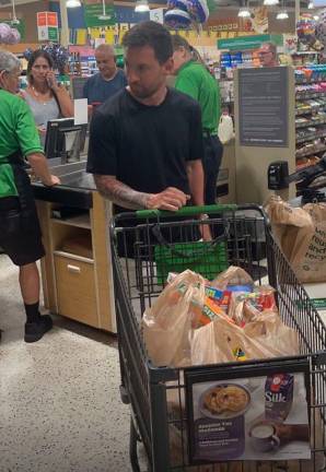 Lionel Messi haciendo sus compras en el super.