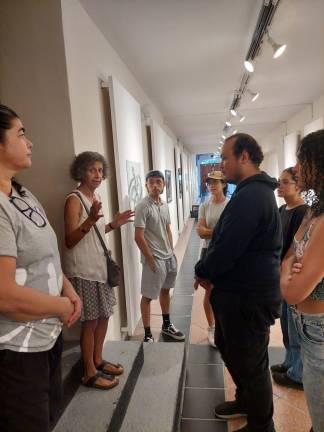 Lucia Santiago, durante el recorrido por su exposición.