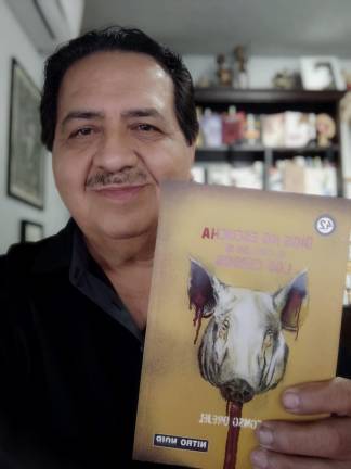 Alfonso Orejel con su nuevo libro.