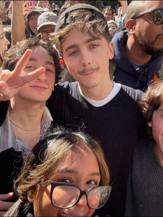 Sorprende Timothée Chalamet al aparecer en concurso de imitadores