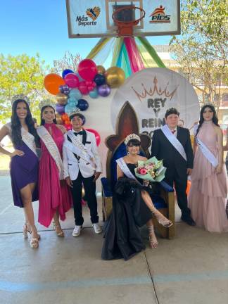 Carolina Ruelas y Siu Ling Cotero, Reina del Carnaval y de los Juegos Florales del Carnaval 2024, respectivamente, coronaron a los reyes del Día del Estudiante de la Escuela Secundaria Ángel Torrontegui Millán.