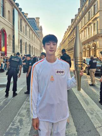 Jin portó la antorcha olímpica por algunas calles de París.