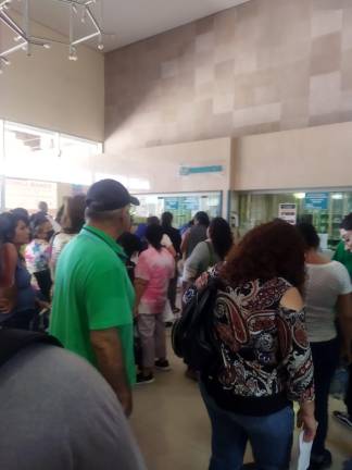 Denuncian que hacen fila por horas en Farmacia del IMSS nuevo para surtir recetas