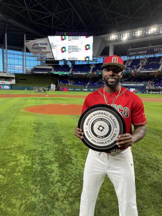 Randy Arozarena muestra su placa de reconocimiento.