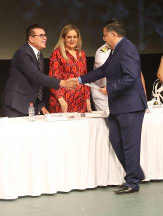 El profesor Daniel Zataráin recibe el reconocimiento de manos del Alcalde Édgar González Zataráin.