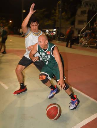 Intensas acciones hay en el Torneo de Baloncesto Organic Fruits.