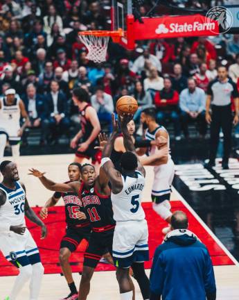 Timberwolves remontan y vencen a Bulls 135-119 en Chicago