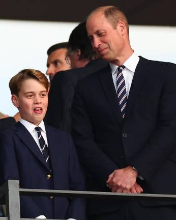 El Príncipe William, con su hijo, el Príncipe George, en Berlín, apoyando a Inglaterra.