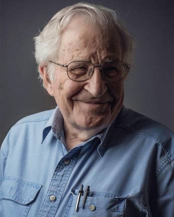 El lingüista Noam Chomsky se recupera en su casa de Brasil.