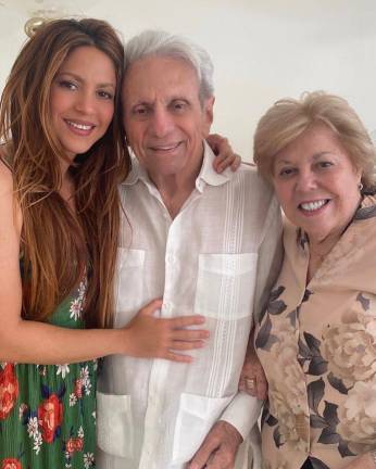 Shakira, junto a sus padres.