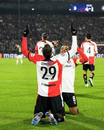 Santiago Giménez celebra su gol.