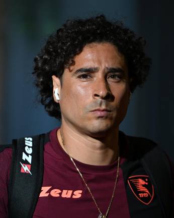 Guillermo Ochoa evitó ocasiones de gol del rival.