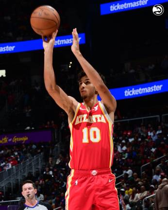 Risacher impulsa a los Hawks con 33 puntos