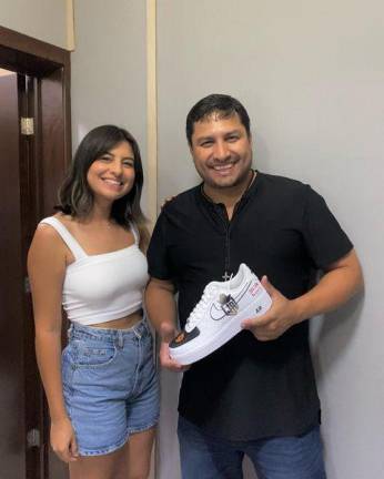 Julión Álvarez personaliza tenis con su logo y rostro