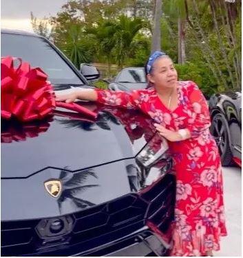 $!Sorprende el rapero Tekashi 6ix9ine a su mamá con un Lamborghini Urus