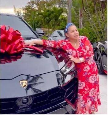 Sorprende el rapero Tekashi 6ix9ine a su mamá con un Lamborghini Urus