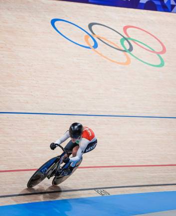 Luz Daniela Gaxiola (izq.) debuta en París 2024 con el equipo mexicano de velocidad.