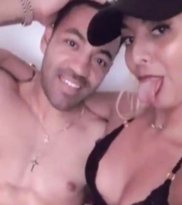 Marco Fabián aparece semidesnudo con modelo argentina