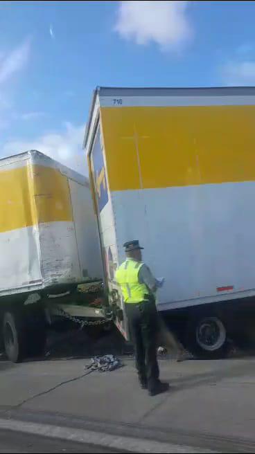 $!Tráiler de tienda departamental choca en la Tepic-Mazatlán