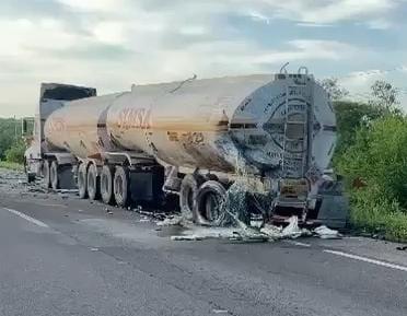 $!Choque de dos tráileres deja dos personas muertas y derrame de diésel en la autopista Mazatlán-Culiacán