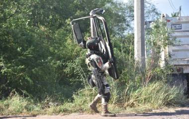 Un militar retira una de las partes del camión que bloqueaba la carretera.