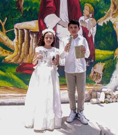 Los hermanos Regina y Gabriel Valdez Luna recibieron juntos a Cristo en su corazón al realizar la primera comunión.