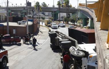 Un tráiler se volcó en el paso superior de la salida norte de Mazatlán.