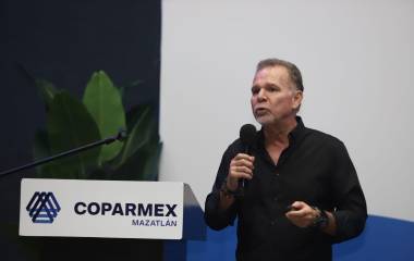 Óscar Coppel Tirado imparte una charla ante empresarios de Mazatlán.