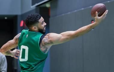 Jayson Tatum y sus compañeros se relajaron con un partido de futbol americano.