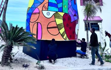 Trabajadores colocaron este miercóles otro monigote en el malecón de Mazatlán, como parte de los preparativos para el Carnaval 2025.