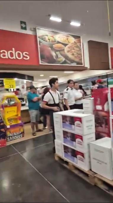 $!Queda Libramiento II con huellas del enfrentamiento: hay vehículos baleados; personas corren y se resguardan en plaza comercial