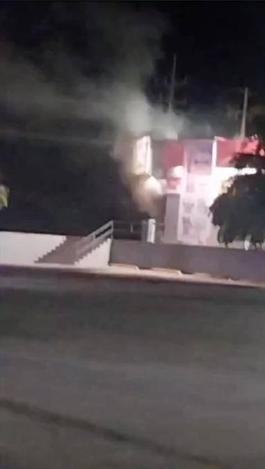 $!Asaltan e incendian tienda de autoservicio en carretera Culiacán-Eldorado