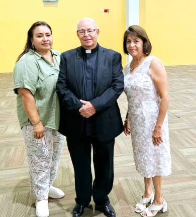 El Padre Horacio Hernández entre Elsa Uribe y Rosy Guzmán, organizadoras del desayuno recaudatorio.