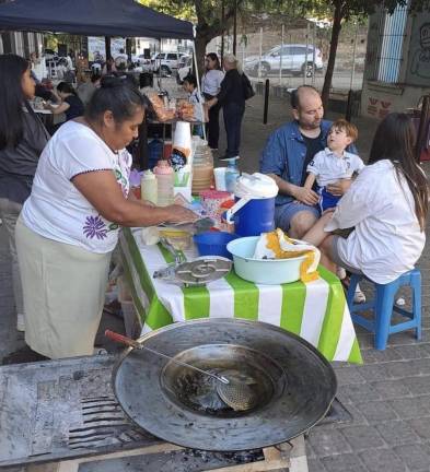 El público disfruta de gastronomía sinaloense y de la música de Francisco Robles.