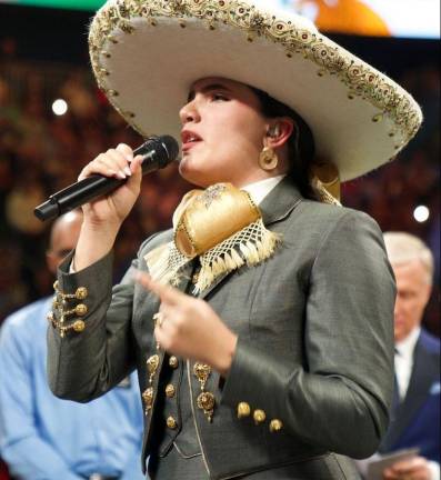 Camila Fernández interpretó el Himno Mexicano previo a la pelea del Canelo contra Berlanga.