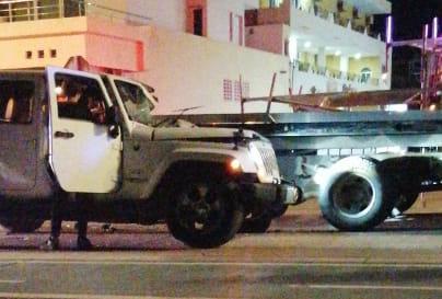 $!En Mazatlán mujer queda atrapada tras chocar en camioneta contra grúa