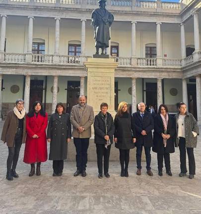 El acto de entrega del donativo se llevó a cabo en el edificio histórico de la Universitat de València.