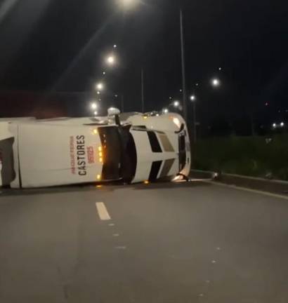 El trailer se volcó por razones desconocidas.