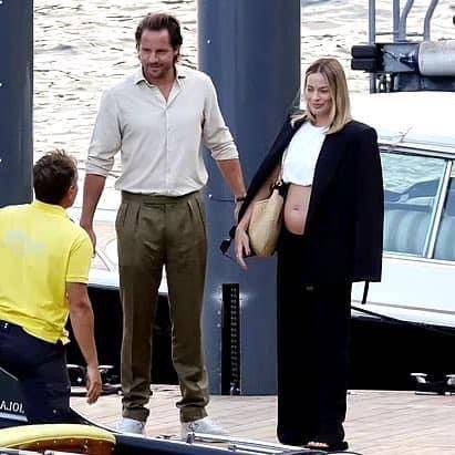 Tom Ackerley y Margot Robbie