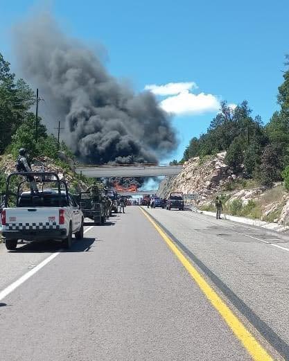 $!Grupo armado incendia tráiler y atraviesa otros para bloquear la Durango-Mazatlán