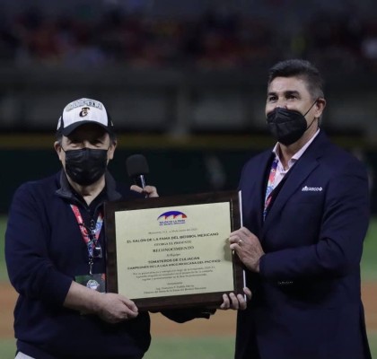 Héctor Ley, presidente de Tomateros de Culiacán, recibió un reconocimiento del Salón de la Fama del Beisbol Mexicano.